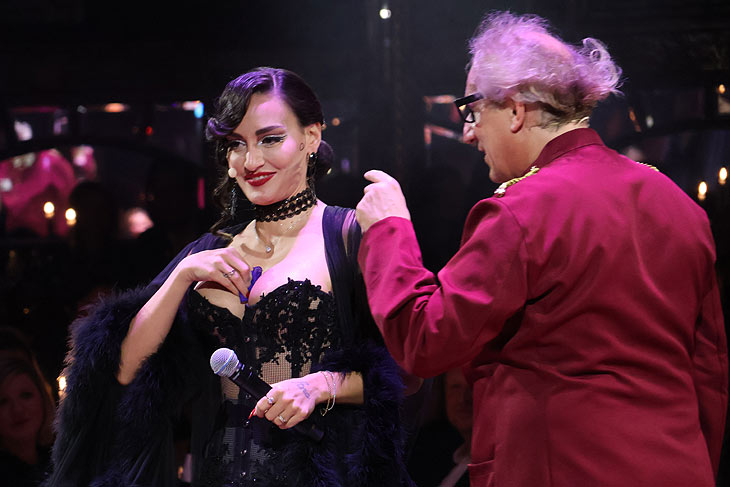 Rita Lynch (Conference & Burlesque), Daniello (Comedy) bei der Premiere des Programmes teatro menu by Käfer am 21.11.2023 (©Foto: Martin Schmitz)
